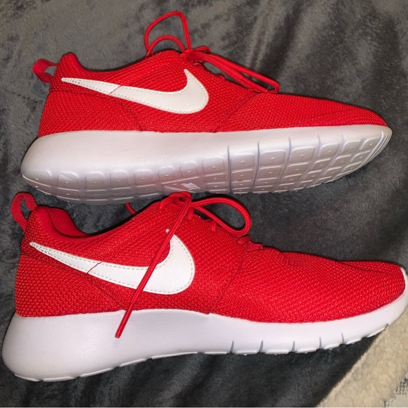 BRAND NEW Nike Runners - Picture 3 of 3